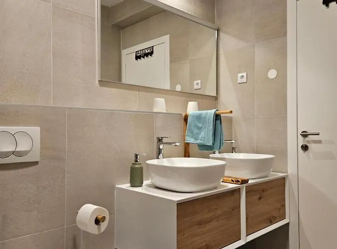 At Glance * זאדאר